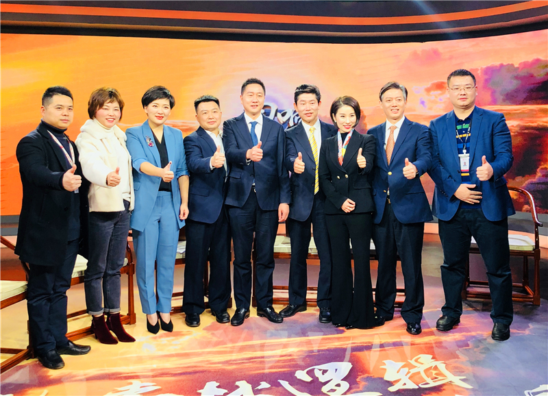 12月7日，刘筱泉（右三）在长沙广电全媒体大直播现场。.jpg